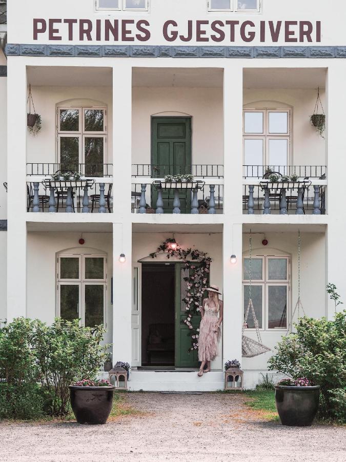 Petrines Gjestgiveri Norddal Экстерьер фото