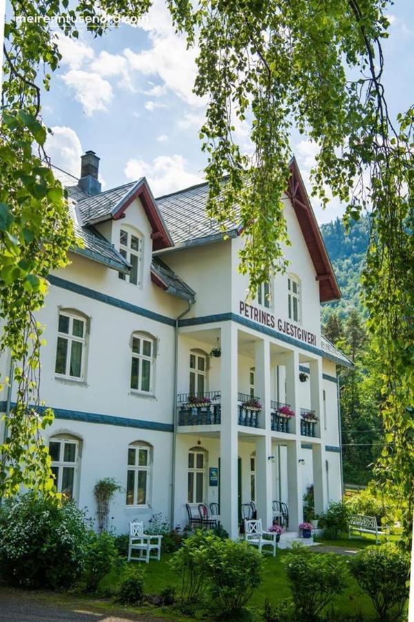 Petrines Gjestgiveri Norddal Экстерьер фото